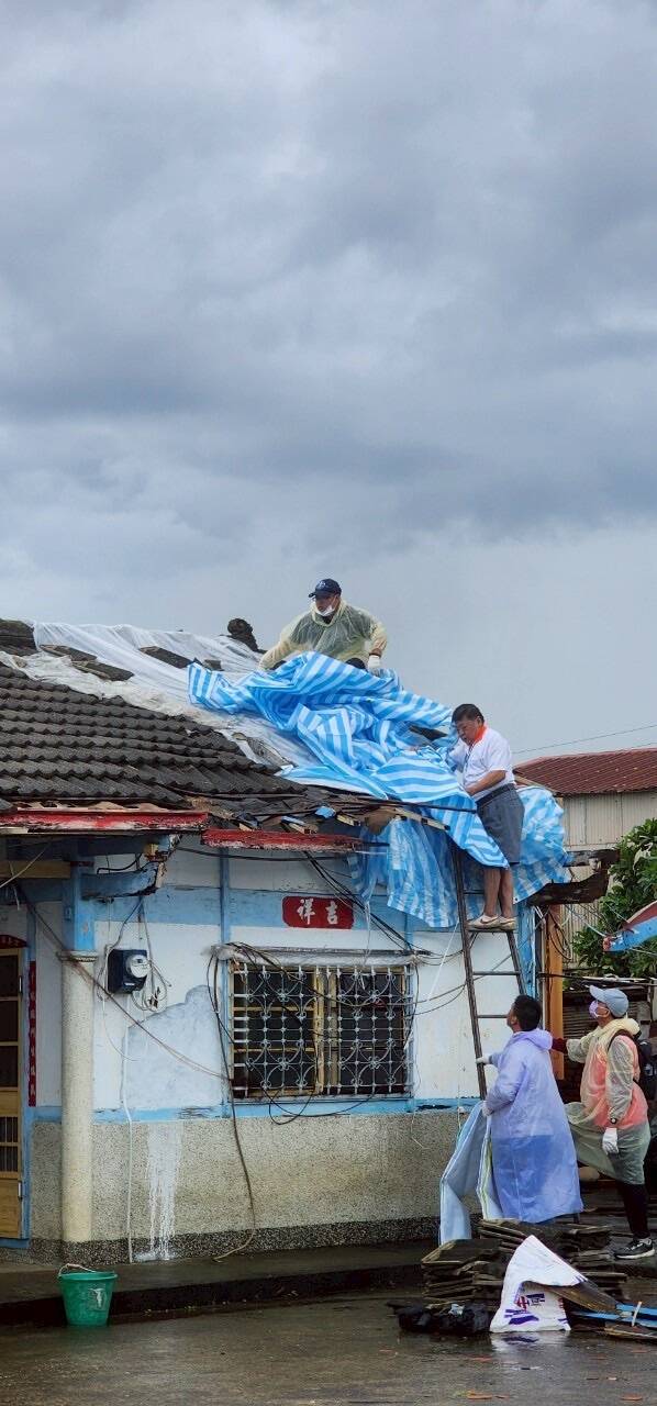 志工為住戶搭設帆布臨時遮蔽。(南市志願服務推廣中心提供) 志工為住戶搭設帆布臨時遮蔽。(南市志願服務推廣中心提供)