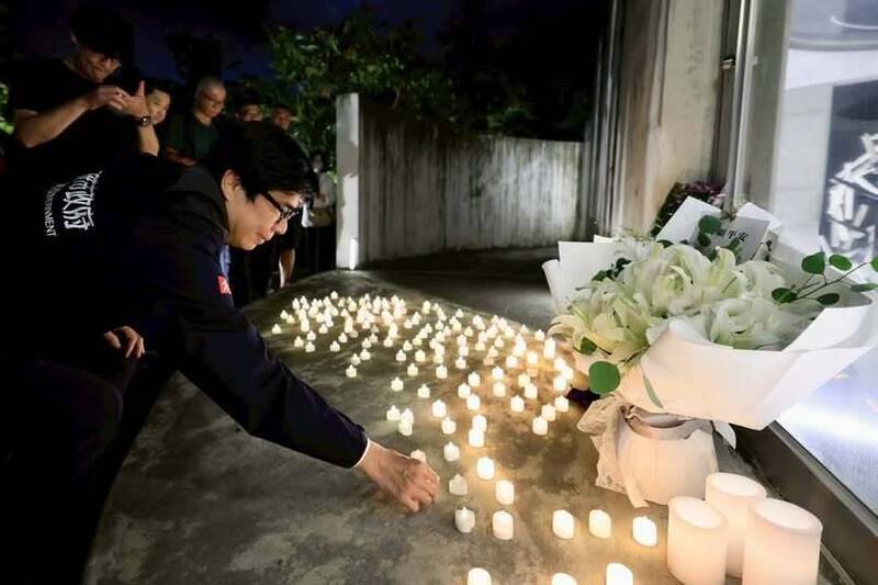 陳其邁昨天深夜趕往氣爆紀念公園追思。（圖擷自陳其邁臉書）