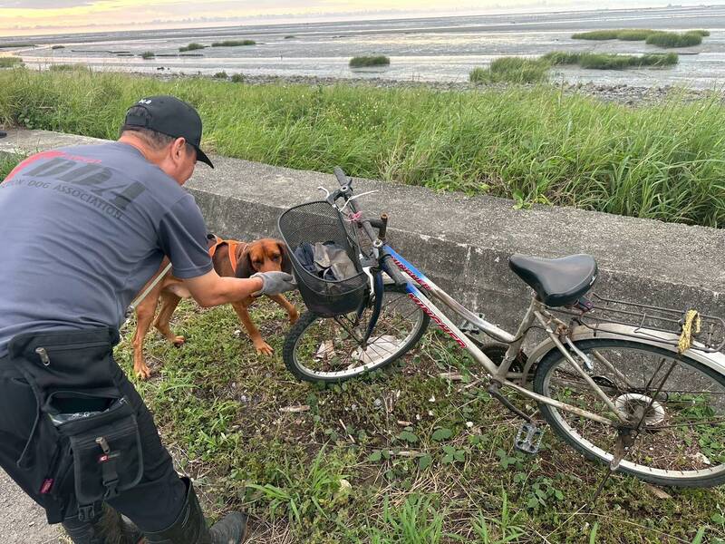 搜救犬出動搜尋失蹤老翁。(圖由賴清美提供) 搜救犬出動搜尋失蹤老翁。(圖由賴清美提供)