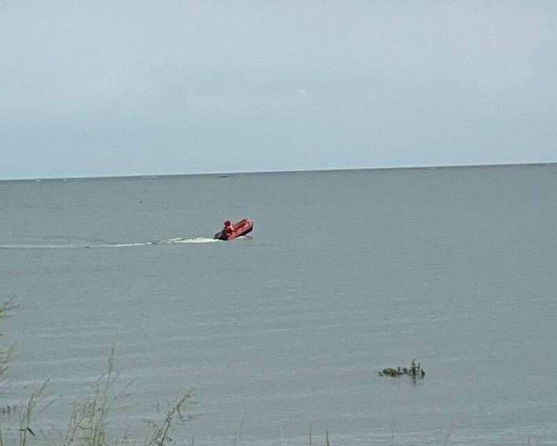 消防人員出動船艇頂著大雨在海上搜尋失蹤老翁。(圖由賴清美提供) 消防人員出動船艇頂著大雨在海上搜尋失蹤老翁。(圖由賴清美提供)