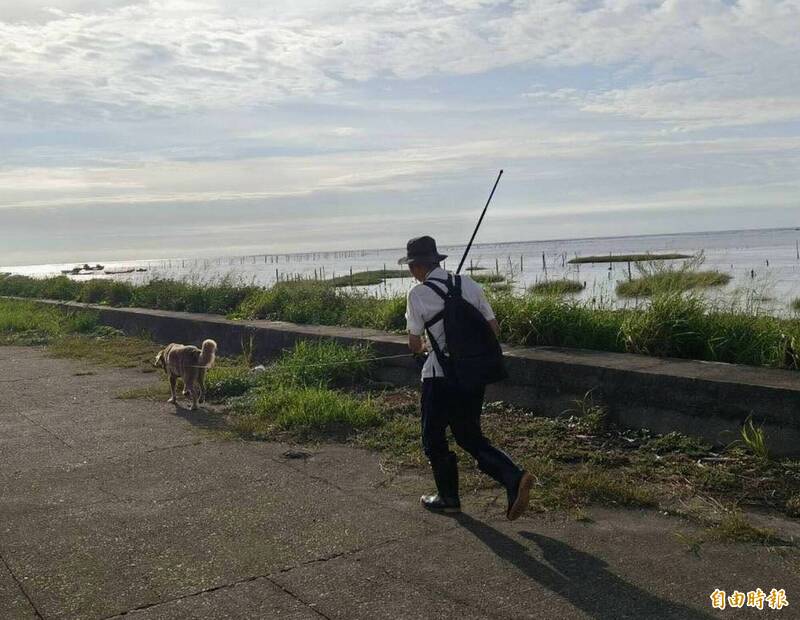 搜救犬出動搜尋失蹤老翁。(圖由賴清美提供) 搜救犬出動搜尋失蹤老翁。(圖由賴清美提供)