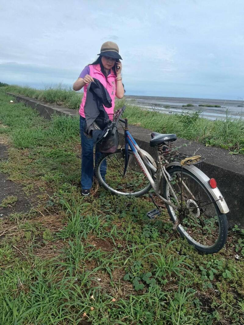 縣議員賴清美跟失蹤老翁的腳踏車。(圖由賴清美提供) 縣議員賴清美跟失蹤老翁的腳踏車。(圖由賴清美提供)