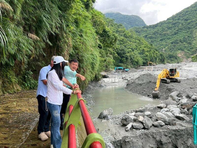 連續降雨造成溪水暴漲,沖毀台東灌溉系統進水口,立委莊瑞雄到受災處勘查。(取自莊瑞雄臉書) 連續降雨造成溪水暴漲,沖毀台東灌溉系統進水口,立委莊瑞雄到受災處勘查。(取自莊瑞雄臉書)