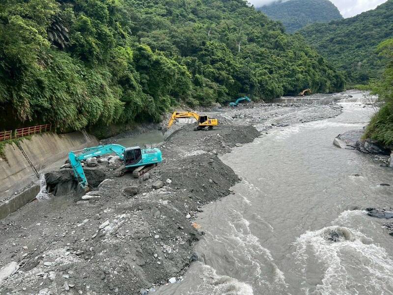 連續降雨造成溪水暴漲,沖毀台東灌溉系統進水口。(取自莊瑞雄臉書) 連續降雨造成溪水暴漲,沖毀台東灌溉系統進水口。(取自莊瑞雄臉書)