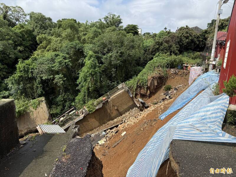 三合院前的整條大馬路突然崩塌,出現「大峽谷」。(記者湯世名攝) 三合院前的整條大馬路突然崩塌,出現「大峽谷」。(記者湯世名攝)
