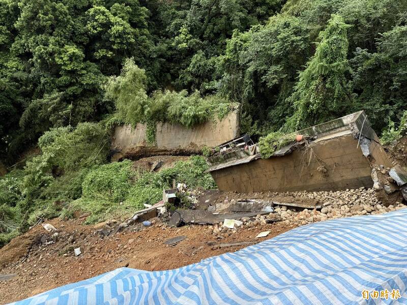 三合院前的整條大馬路突然崩塌,出現「大峽谷」。(記者湯世名攝) 三合院前的整條大馬路突然崩塌,出現「大峽谷」。(記者湯世名攝)