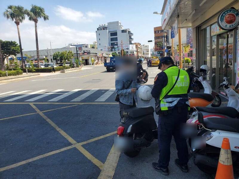 恆警嚴抓車不讓人與行人違規。(警方提供) 恆警嚴抓車不讓人與行人違規。(警方提供)