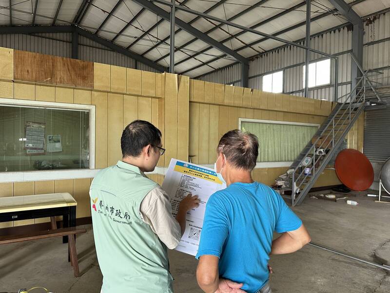 南市經發局赴受災損工廠宣導相關災後協助機制。（南市經發局提供）