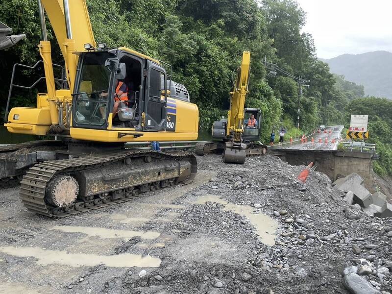 高雄山區道路受豪雨侵襲,寶來溫泉區商家和居民被強制撤離至5日。(民眾提供) 高雄山區道路受豪雨侵襲,寶來溫泉區商家和居民被強制撤離至5日。(民眾提供)