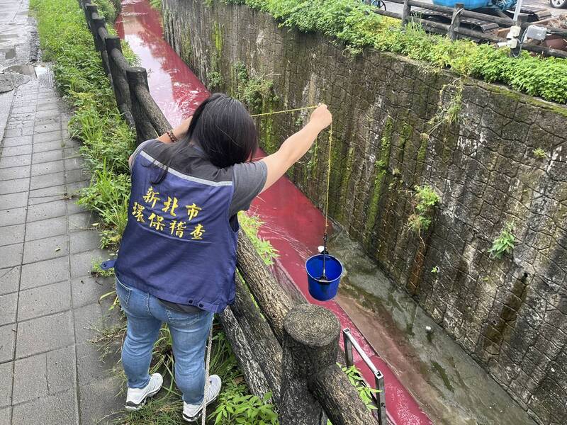 新北市環保局在汐止草濫溪查獲染髮劑不當排放污染。(新北市環保局提供) 新北市環保局在汐止草濫溪查獲染髮劑不當排放污染。(新北市環保局提供)