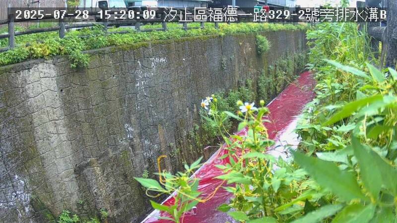 新北市環保局接獲AI水色辨識系統自動告警通知,發現汐止區草濫溪溪水被不明廢水污染,水色異常呈現鮮艷紅色。(新北市環保局提供) 新北市環保局接獲AI水色辨識系統自動告警通知,發現汐止區草濫溪溪水被不明廢水污染,水色異常呈現鮮艷紅色。(新北市環保局提供)