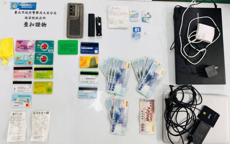 警方查扣新臺幣1萬2500元、手機1支、筆電2臺、金融卡13張。(記者鄭景議翻攝) 警方查扣新臺幣1萬2500元、手機1支、筆電2臺、金融卡13張。(記者鄭景議翻攝)