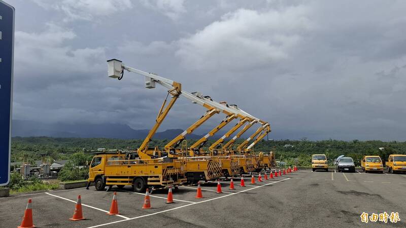 台電高空作業車升起。（記者林宜樟攝）