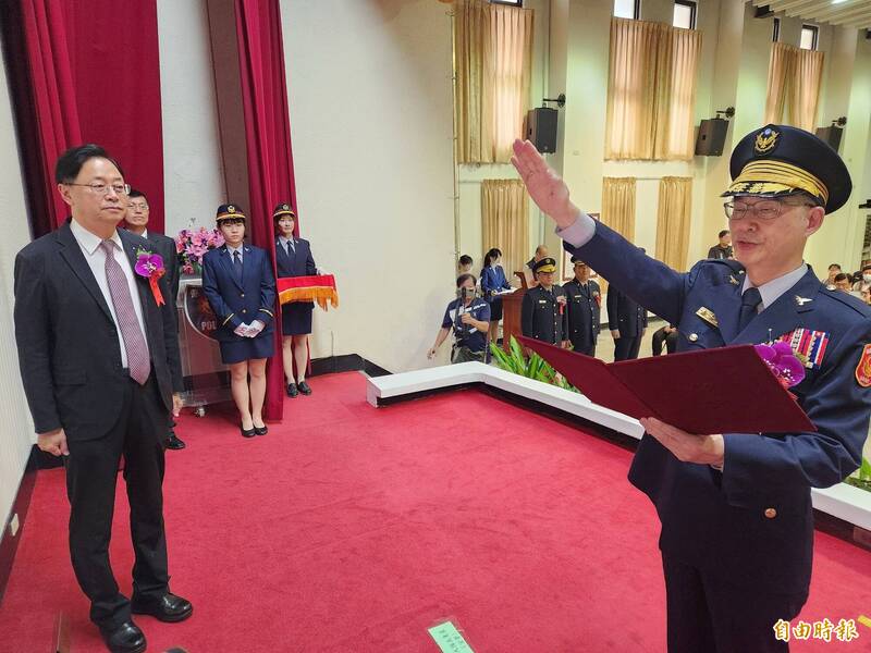 桃園市長張善政(左)主持新任警察局長廖恆裕(右)交接典禮。(記者周敏鴻攝) 桃園市長張善政(左)主持新任警察局長廖恆裕(右)交接典禮。(記者周敏鴻攝)