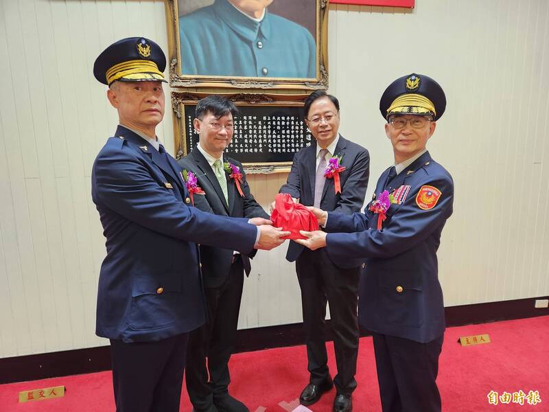 桃園市長張善政(右2)主持新任警察局長廖恆裕(右1)交接典禮。(記者周敏鴻攝) 桃園市長張善政(右2)主持新任警察局長廖恆裕(右1)交接典禮。(記者周敏鴻攝)