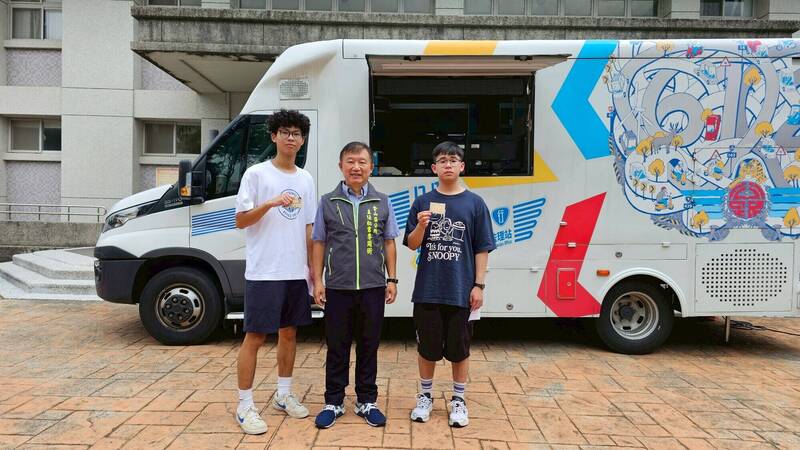 新北市金山區公所攜手基隆監理站辦理機車駕照考照作業，民眾透過筆試路考，當場可以領駕照。 （圖為金山區公所提供）