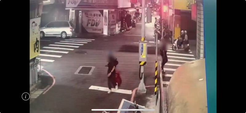 新莊警分局偵辦箱屍案重大突破，掌握陳嫌拖行行李箱棄屍畫面（路口下方）。（記者吳仁捷翻攝）