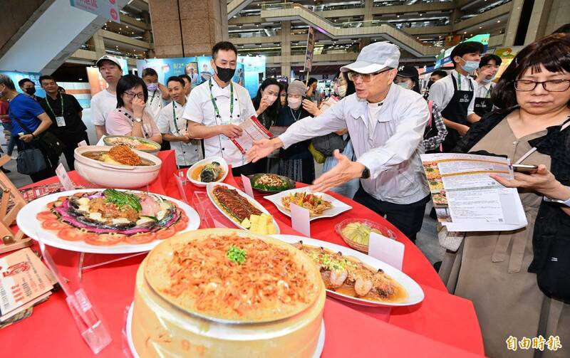 2025台灣美食展匯集200多個品牌展出，餐飲、飯店業者祭出優惠，吸引民眾搶好康。（記者方賓照攝）