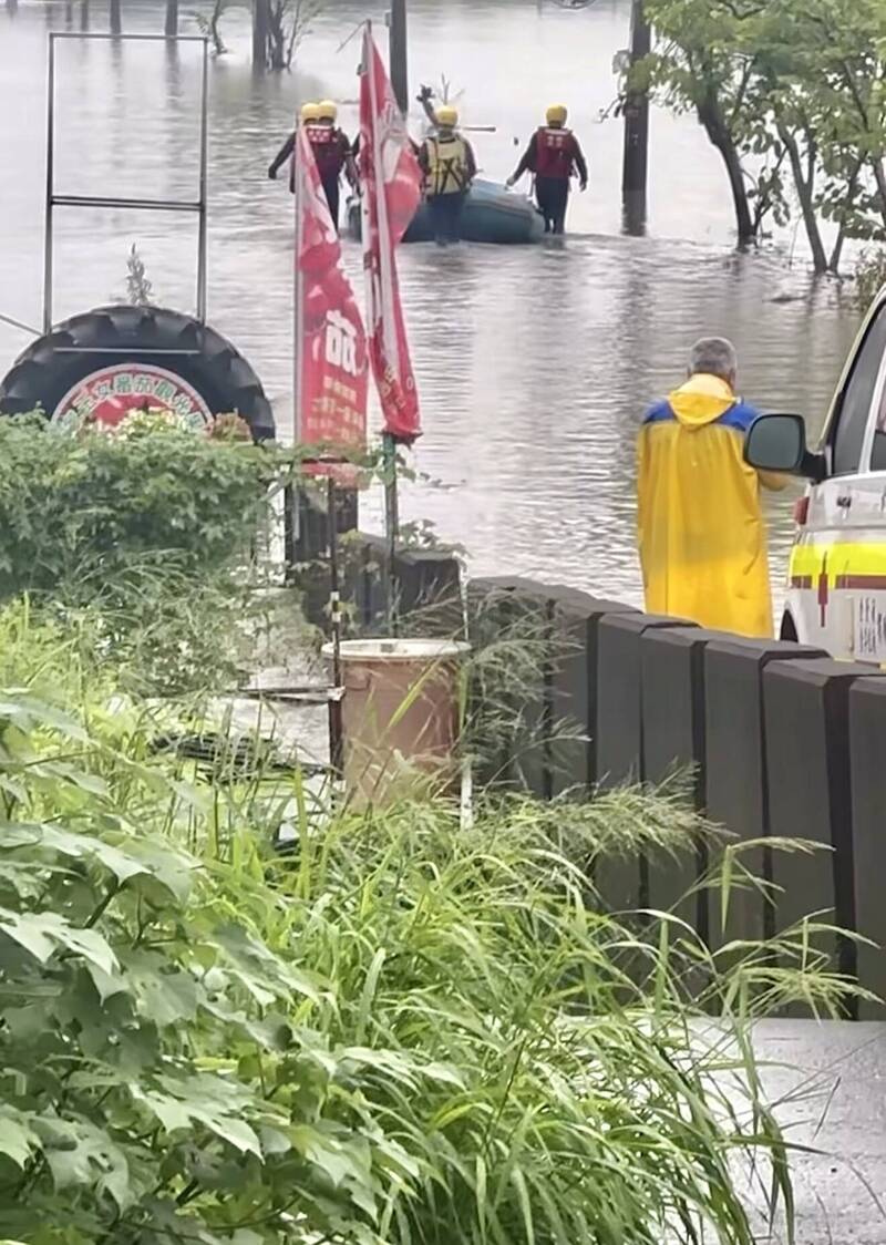 南投市中年男子闖封鎖線衝入淹水區失蹤，警消出動橡皮艇搜尋。（民眾提供）