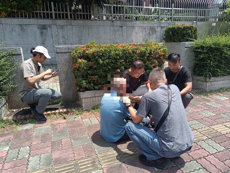 61歲許姓男車手(中)在萬和國中後門落網。(讀者提供) 61歲許姓男車手(中)在萬和國中後門落網。(讀者提供)