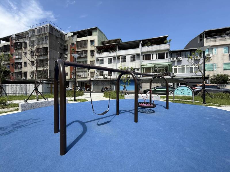新北市政府在泰山區憲訓路與忠孝街42巷之間建置「憲訓公園」,由新建工程處負責施作,日前完工啟用。(新北市新工處提供) 新北市政府在泰山區憲訓路與忠孝街42巷之間建置「憲訓公園」,由新建工程處負責施作,日前完工啟用。(新北市新工處提供)