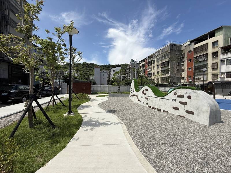新北市政府在泰山區憲訓路與忠孝街42巷之間建置「憲訓公園」,由新建工程處負責施作,日前完工啟用。(新北市新工處提供) 新北市政府在泰山區憲訓路與忠孝街42巷之間建置「憲訓公園」,由新建工程處負責施作,日前完工啟用。(新北市新工處提供)