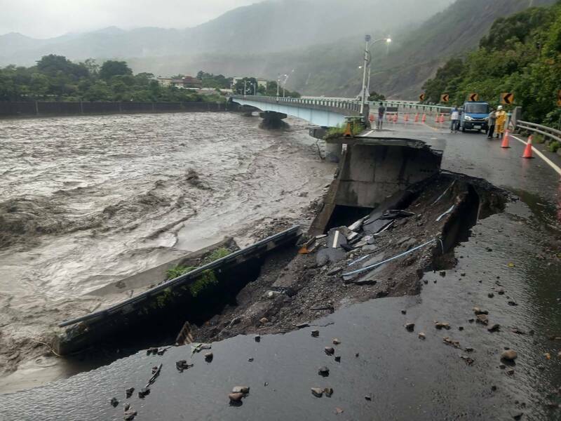 豪雨重創中南部通訊，台灣大、遠傳下週三前啟動漫遊服務。圖為寶來二橋約79.5K處路基被掏空。（原民會提供）