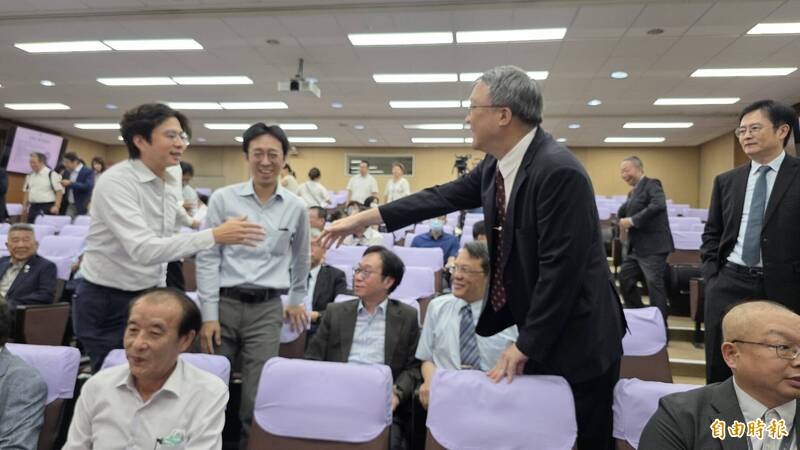 沈延盛卸下成大醫學院院長職務,與大家互道謝,也有人表達恭喜。(記者洪瑞琴攝) 沈延盛卸下成大醫學院院長職務,與大家互道謝,也有人表達恭喜。(記者洪瑞琴攝)