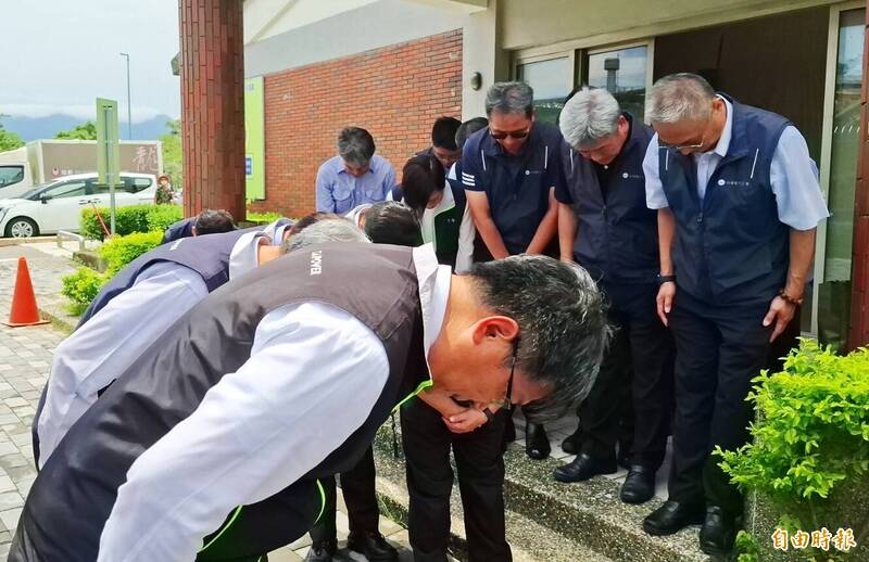 台電公司董事長曾文生與員工鞠躬追思。(記者林宜樟攝) 台電公司董事長曾文生與員工鞠躬追思。(記者林宜樟攝)