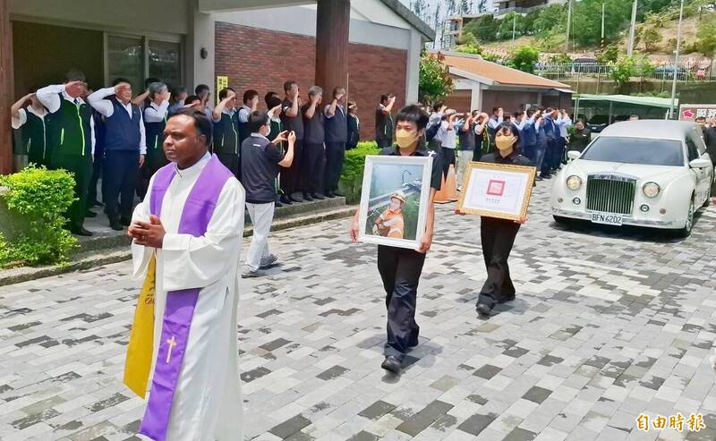 台電人員列隊為李元瀚送行。(記者林宜樟攝) 台電人員列隊為李元瀚送行。(記者林宜樟攝)
