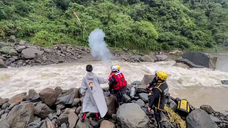 南投竹山鎮大鞍山區因大雨溪水暴漲,15名茶工受困斷糧,消防人員以拋繩槍架設繩索,進行物資運補。(記者劉濱銓翻攝) 南投竹山鎮大鞍山區因大雨溪水暴漲,15名茶工受困斷糧,消防人員以拋繩槍架設繩索,進行物資運補。(記者劉濱銓翻攝)