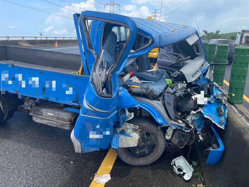 國道3號車禍事故，小貨車車頭宛如廢鐵。（民眾提供）