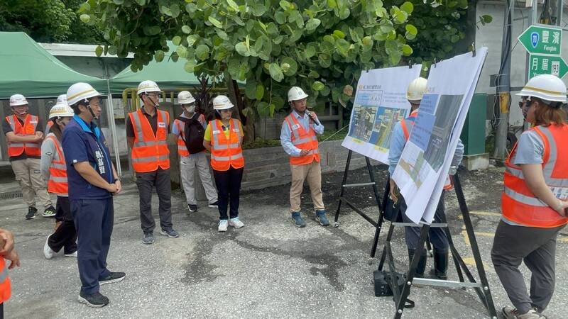 縣議員魏嘉賢提案請花蓮縣府邀集公路局、警方等各單位,現地會勘台11線花蓮大橋工程的引道設計問題,公路局也說明,南下橋新橋即將在9月通車。(縣議員魏嘉賢提供) 縣議員魏嘉賢提案請花蓮縣府邀集公路局、警方等各單位,現地會勘台11線花蓮大橋工程的引道設計問題,公路局也說明,南下橋新橋即將在9月通車。(縣議員魏嘉賢提供)
