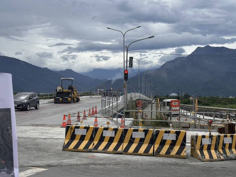 縣議員魏嘉賢提案請花蓮縣府邀集公路局、警方等各單位,現地會勘台11線花蓮大橋工程的引道設計問題,公路局也說明,南下橋新橋即將在9月通車。(縣議員魏嘉賢提供) 縣議員魏嘉賢提案請花蓮縣府邀集公路局、警方等各單位,現地會勘台11線花蓮大橋工程的引道設計問題,公路局也說明,南下橋新橋即將在9月通車。(縣議員魏嘉賢提供)