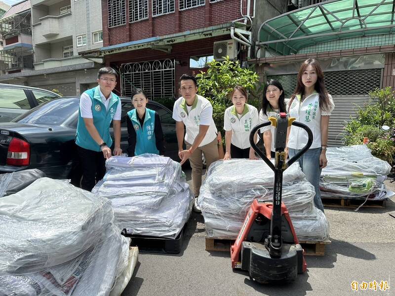桃園市議會民進黨團總召李宗豪(左3)號召黨籍議員們,募集廣告帆布捐給南部地區民眾。(記者周敏鴻攝) 桃園市議會民進黨團總召李宗豪(左3)號召黨籍議員們,募集廣告帆布捐給南部地區民眾。(記者周敏鴻攝)