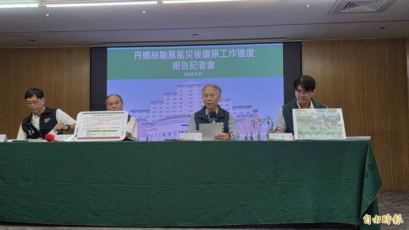 南市府秘書長尤天厚說明災後復原工作進度。(記者洪瑞琴攝) 南市府秘書長尤天厚說明災後復原工作進度。(記者洪瑞琴攝)