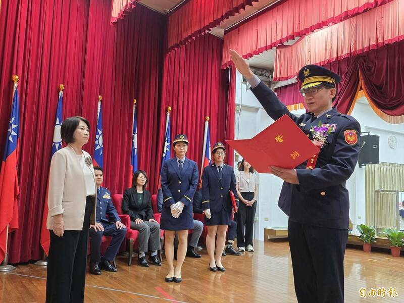 新任縣警局長甘炎民宣誓就職。(記者葉永騫攝) 新任縣警局長甘炎民宣誓就職。(記者葉永騫攝)