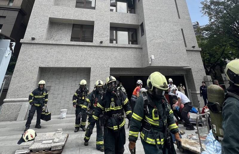 消防員到場救援。(記者王冠仁翻攝) 消防員到場救援。(記者王冠仁翻攝)