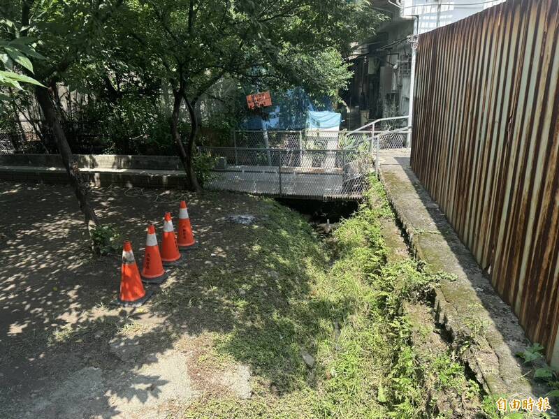 新莊箱屍案棄屍小鐵橋下方曝光。（記者吳仁捷攝）
