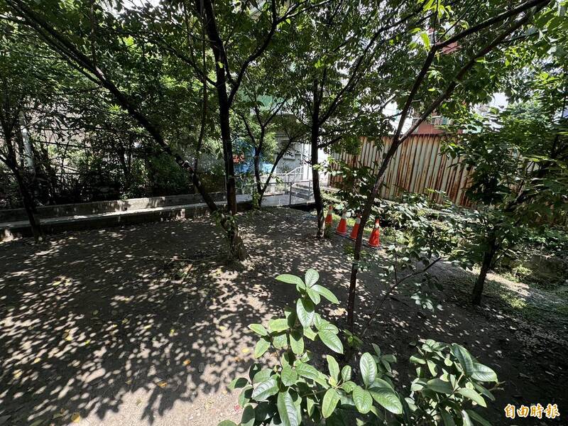 新北市新莊警分局偵辦箱屍案，擴大過濾監視器，分局長陳保緒到新莊地藏庵參拜，專案小組重返現場（見圖）焚燒金紙，當晚就逮獲陳嫌破案。（記者吳仁捷攝）