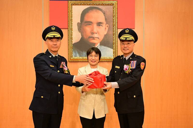 內政部長劉世芳(中)監交原國家安全局副局長黃明昭(右)出任中央警察大學校長。(警大提供) 內政部長劉世芳(中)監交原國家安全局副局長黃明昭(右)出任中央警察大學校長。(警大提供)