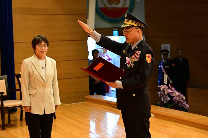 內政部長劉世芳(左)監交原國家安全局副局長黃明昭(右)出任中央警察大學校長。(警大提供) 內政部長劉世芳(左)監交原國家安全局副局長黃明昭(右)出任中央警察大學校長。(警大提供)