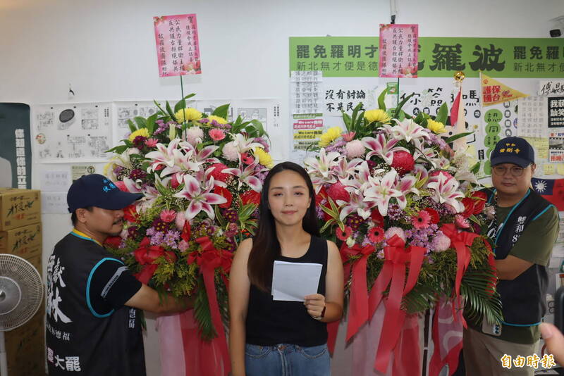 罷團「拔羅波」致贈花籃給羅明才,盼羅明才正視罷團的聲音。(記者翁聿煌攝) 罷團「拔羅波」致贈花籃給羅明才,盼羅明才正視罷團的聲音。(記者翁聿煌攝)