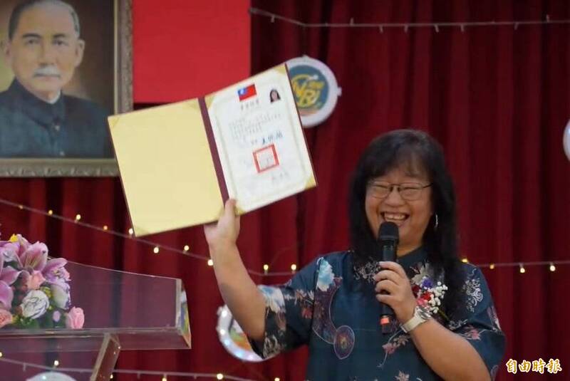 基隆市正濱國小校長王佩蘭春風化雨43年,開心地向在場的教育圈朋友宣布她退休了。(記者俞肇福攝) 基隆市正濱國小校長王佩蘭春風化雨43年,開心地向在場的教育圈朋友宣布她退休了。(記者俞肇福攝)