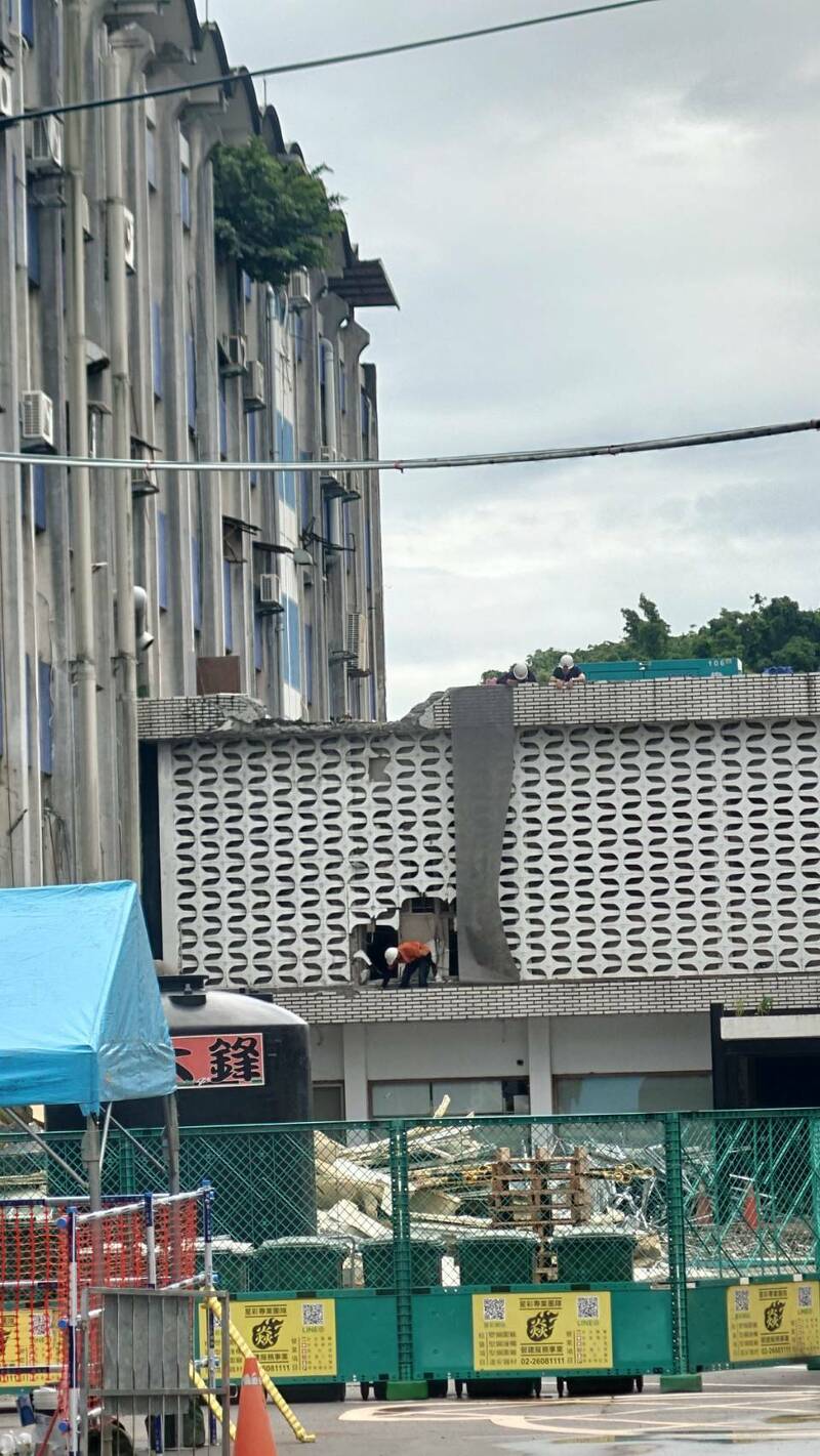 「衛生大樓」歷史建築本體的女兒牆及花磚立面,遭施工單位破壞,牆面破了一個大洞。(議員陳宥丞提供) 「衛生大樓」歷史建築本體的女兒牆及花磚立面,遭施工單位破壞,牆面破了一個大洞。(議員陳宥丞提供)