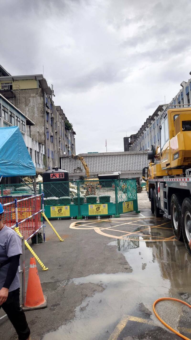 「衛生大樓」歷史建築本體的女兒牆及花磚立面,遭施工單位破壞,牆面破了一個大洞。(議員陳宥丞提供) 「衛生大樓」歷史建築本體的女兒牆及花磚立面,遭施工單位破壞,牆面破了一個大洞。(議員陳宥丞提供)