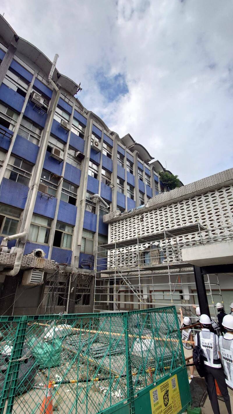 「衛生大樓」歷史建築本體的女兒牆及花磚立面,慘遭施工單位破壞,牆面破了一個大洞。(議員陳宥丞提供) 「衛生大樓」歷史建築本體的女兒牆及花磚立面,慘遭施工單位破壞,牆面破了一個大洞。(議員陳宥丞提供)