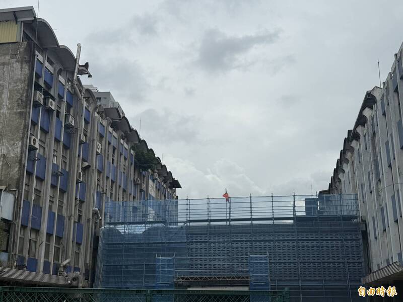 「衛生大樓」女兒牆及花磚立面受損,目前緊急進行保護措施。(記者孫唯容攝) 「衛生大樓」女兒牆及花磚立面受損,目前緊急進行保護措施。(記者孫唯容攝)