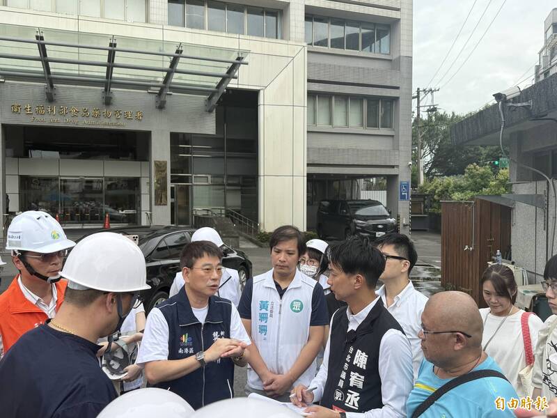 今(1)日議員陳宥丞、龔睿堉會同文化局等相關單位進行會勘。(記者孫唯容攝) 今(1)日議員陳宥丞、龔睿堉會同文化局等相關單位進行會勘。(記者孫唯容攝)