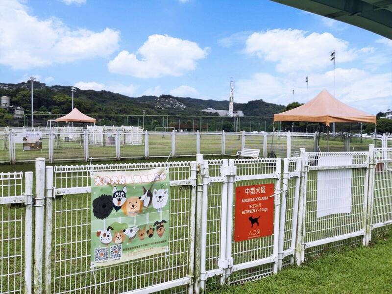 台北市動物保護處在文山區萬興狗活動區,首創增設中犬區,即日起開放,成為全國第1座有中型犬區的狗公園。(台北市動保處提供) 台北市動物保護處在文山區萬興狗活動區,首創增設中犬區,即日起開放,成為全國第1座有中型犬區的狗公園。(台北市動保處提供)